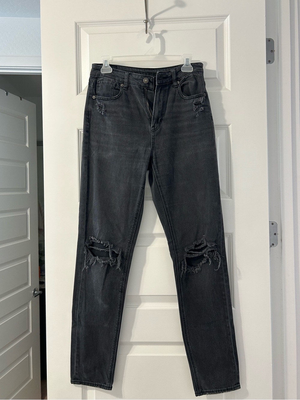 American Eagle Xtra Long Black Distressed Women’s Jeans Size 2